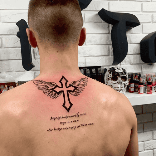 Hình xăm thánh giá ở lưng - Thể hiện niềm tin vào sự dẫn dắt của Chúa trên mọi bước đường.