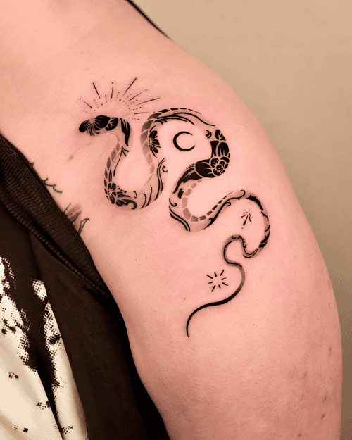 Xăm hình rắn trăng sao, tattoo vai đẹp, hoa văn đen, phong cách mystical, mini dot work: Rắn họa tiết ôm trăng non và tia sáng, vibe huyền bí nổi bật ở bờ vai.