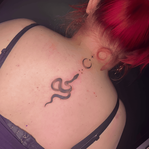 Xăm hình rắn tối giản, tattoo cổ gáy đẹp, mini dots tattoo, xăm trăng sao: Hình rắn uốn lượn nhỏ nhắn bên cụm trăng sao, tinh gọn mà rất có thần.