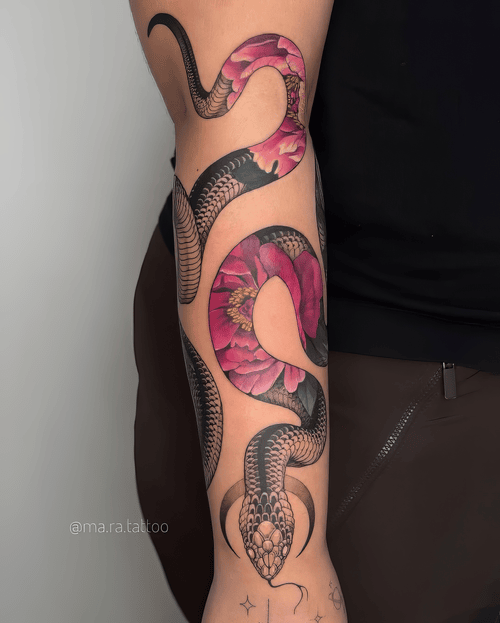 Xăm hình rắn và hoa hồng, realistic tattoo đẹp, xăm cẳng tay màu, hồng tím tattoo: Rắn đen xám ôm đóa hồng tím rực rỡ, vừa mềm mại vừa quyền lực.