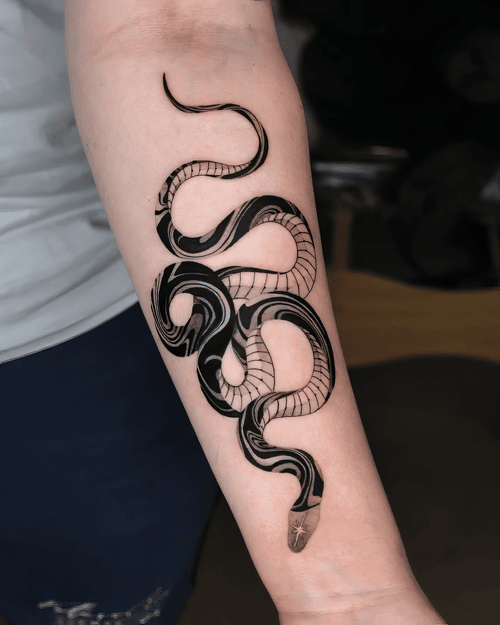 Xăm hình rắn graphic, modern blackwork tattoo, xăm cẳng tay đẹp, âm dương tattoo: Mảng đen xoáy cùng đường vảy sáng, tạo hiệu ứng đồ họa cực chất.