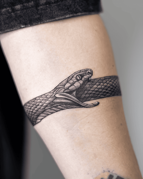 Xăm hình vòng tay rắn, bangle tattoo đẹp, xăm đen xám, snake skin texture: Vòng rắn ôm tay như trang sức sống, đầu há miệng cá tính.