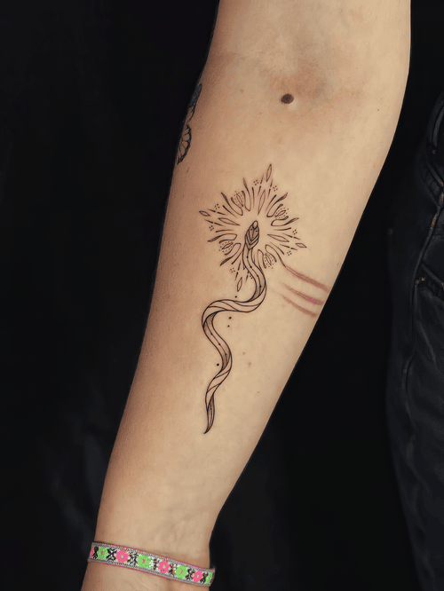 Xăm hình rắn tối giản, light halo tattoo, dotwork tattoo đẹp, xăm cẳng tay nhẹ nhàng: Rắn mảnh vươn lên dưới vầng sáng nhỏ, tinh tế và ý nghĩa.