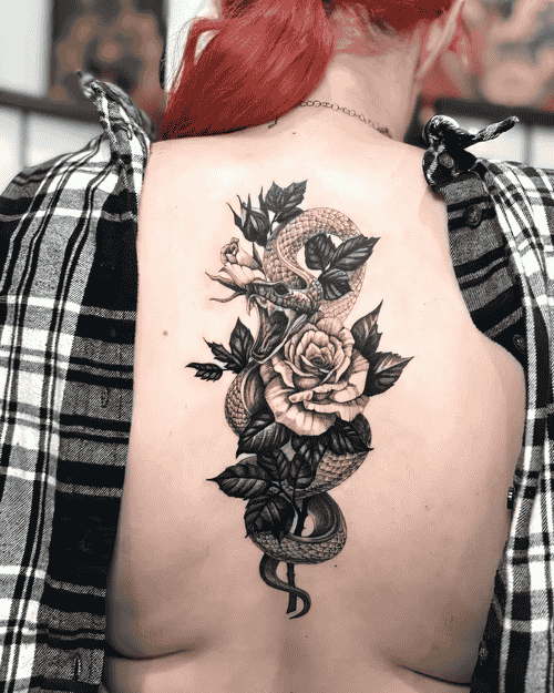 Xăm hình rắn và hoa hồng, realistic tattoo đẹp, full back piece, xăm lưng lớn: Rắn mở miệng giữa đóa hồng nở rộ, sắc độ đậm nhạt tạo chiều sâu ấn tượng trên lưng.