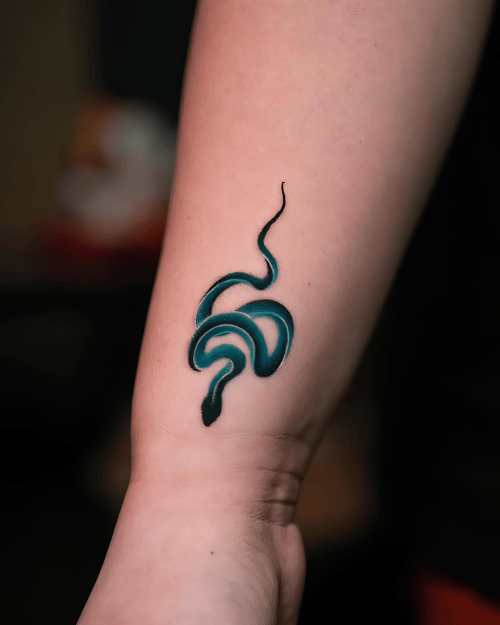 Xăm hình rắn xanh ngọc, mini color tattoo, gradient xăm đẹp, cẳng tay màu: Hình rắn xanh ngọc bóng mịn, nhỏ mà nổi bật, nhìn là mê.