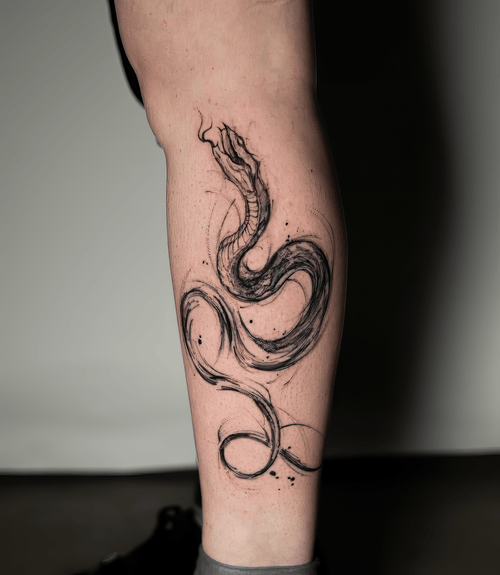 Xăm hình rắn phác họa, brush sketch tattoo, xăm bắp chân đẹp, nghệ thuật tự do: Nét phác thảo bay bổng tạo thân rắn, cảm giác chuyển động rất thật.