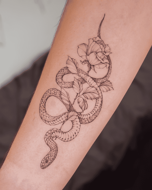Xăm hình rắn và hoa hồng, fine line tattoo đẹp, xăm cẳng tay thiên nhiên, đen xám tinh tế: Rắn khẽ ôm bông hồng nở, nét mảnh dịu dàng và thanh lịch.