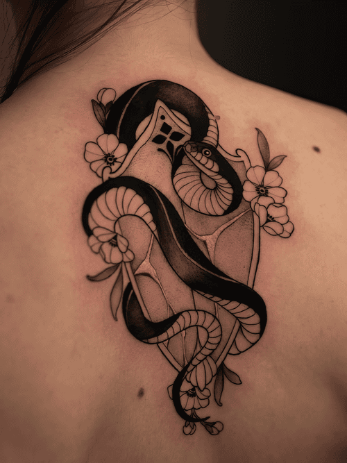 Xăm hình rắn kính màu, art nouveau tattoo, xăm lưng trên đẹp, yellow accent tattoo: Rắn lướt qua mảng kính màu vàng đen, phong vị nghệ thuật cổ điển sang trọng.