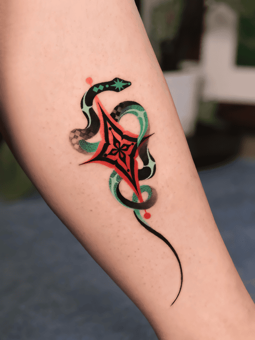 Xăm hình rắn màu abstract, modern color tattoo, mini forearm tattoo đẹp, star design: Rắn uốn quanh ngôi sao hoa thị đỏ, mảng màu hiện đại đầy cá tính.