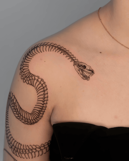 Xăm hình bộ xương rắn, anatomy tattoo đẹp, xăm vai đòn, detailed skeleton tattoo: Hình xăm khung xương rắn chạy vòng vai, kỹ thuật tinh vi và rất lạ.