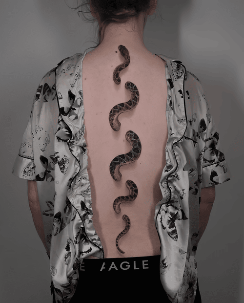  Xăm hình rắn dọc lưng, realistic texture tattoo, statement back tattoo, đơn sắc đẹp: Các đoạn rắn xếp dọc lưng tạo chuỗi thị giác mạnh, rất nổi bật.