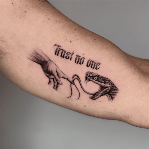 Xăm hình trust no one, gothic text tattoo, xăm concept mạnh, hand snake tattoo: Dòng chữ gothic kèm bàn tay chạm lưỡi rắn, thông điệp gai góc và ấn tượng.