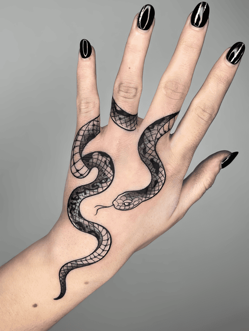 Xăm hình rắn bàn tay, finger wrap tattoo, statement tattoo đẹp, detailed scales tattoo: Chú rắn bò qua các ngón tay đầy kịch tính, chi tiết vảy sắc sảo.
