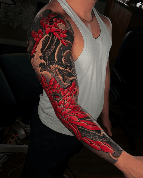 Xăm hình full sleeve rắn, traditional Japanese tattoo, xăm hoa cúc đỏ, black red contrast: Tay áo đen đỏ dữ dội với hoa cúc và vảy rắn, khí chất mạnh mẽ và rất nổi bật.