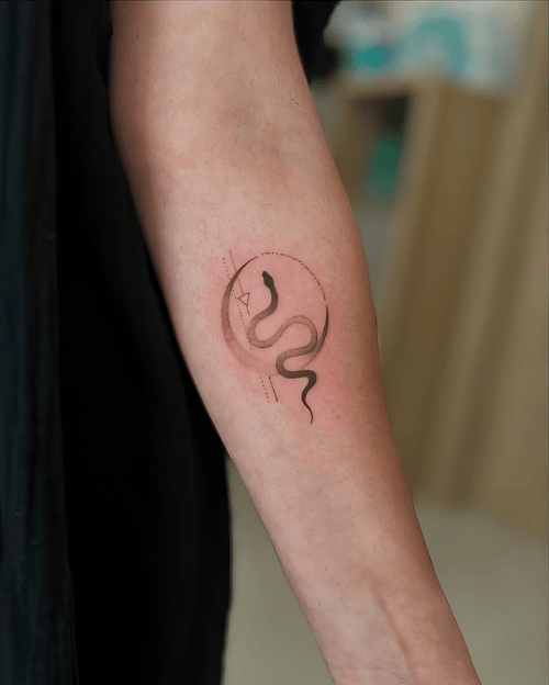 Xăm hình rắn trong vòng tròn, geometric tattoo, mini forearm tattoo, đen xám đẹp: Rắn uốn trong quỹ đạo tròn tối giản, cân đối và hiện đại.