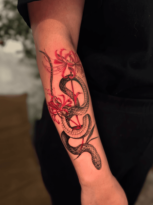 Xăm hình rắn và hoa đỏ, tattoo tương phản, xăm cẳng tay đẹp, fine detail tattoo: Rắn quấn hoa đỏ mong manh, sợi nhụy như chỉ lụa, tạo bố cục rất hút mắt.