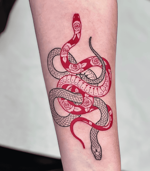 Xăm hình rắn đỏ đen, floral pattern tattoo, xăm cẳng tay modern, linework đẹp: Hai rắn đan nhau, một phủ họa tiết hoa đỏ, một đen line trong trẻo, tương phản đầy nghệ thuật.