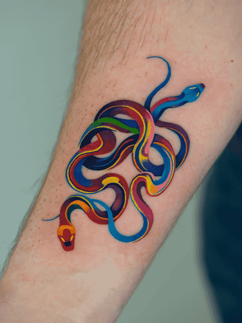 Xăm hình rắn màu, neo-traditional tattoo, gradient tattoo đẹp, xăm cẳng tay màu: Cặp rắn sắc màu xoắn quyện như dải lụa, nổi bừng trên làn da.