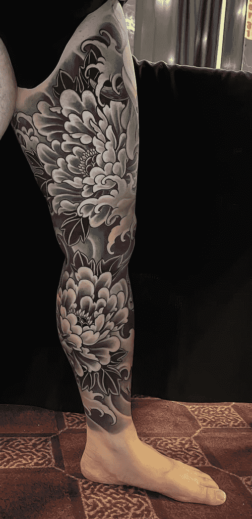 Hình Xăm Hoa Mẫu Đơn Trắng Đen Full Chân - Tác phẩm nghệ thuật đầy ấn tượng.