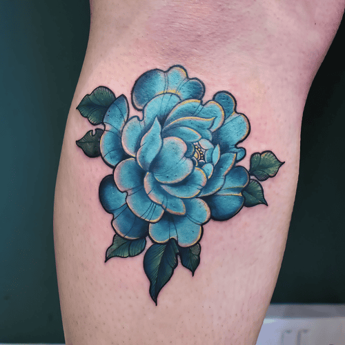 Hình Xăm Hoa Mẫu Đơn Màu Xanh Dương - Biểu tượng cho sự thanh bình và hy vọng.