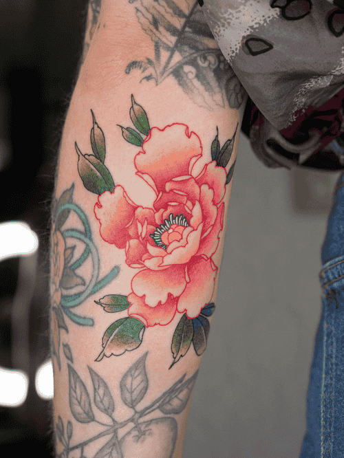 Hình Xăm Hoa Mẫu Đơn Đỏ Cam - Năng động và đầy sức sống.
