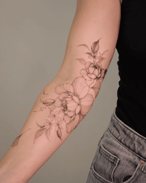 Hình Xăm Hoa Mẫu Đơn Cánh Tay - Tôn lên đường nét của cánh tay.