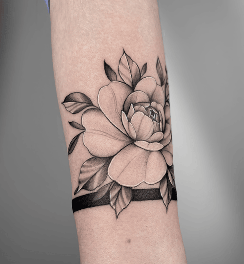 Hình Xăm Hoa Mẫu Đơn Cổ Tay - Nhỏ nhắn nhưng đầy ý nghĩa.