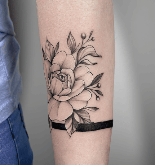 Hình Xăm Vòng Tay Hoa Mẫu Đơn - Như một chiếc vòng tay vĩnh cửu.