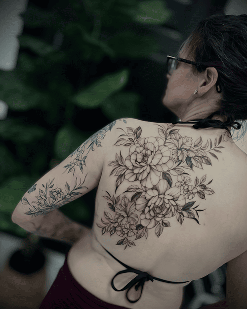 Hình Xăm Hoa Mẫu Đơn Nửa Lưng - Cân đối và hài hòa.
