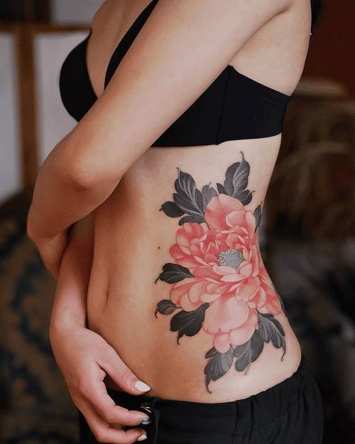 Hình Xăm Hoa Mẫu Đơn Ở Bụng - Thể hiện sự tự tin và táo bạo.