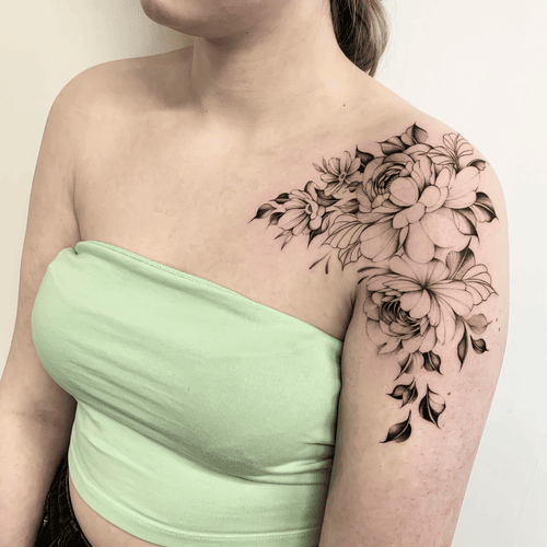 Hình Xăm Hoa Mẫu Đơn Ở Vai - Thanh lịch và thu hút.