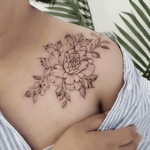 Hình Xăm Hoa Mẫu Đơn Ở Xương Quai Xanh - Vị trí tinh tế và gợi cảm.