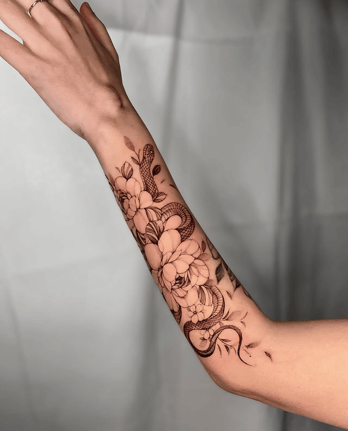 Hình Xăm Rắn Và Hoa Mẫu Đơn - Sự kết hợp giữa sức mạnh và vẻ đẹp.