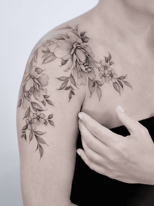 Hình Xăm Hoa Mẫu Đơn Ở Vai Cho Nữ - Nổi bật và gợi cảm.