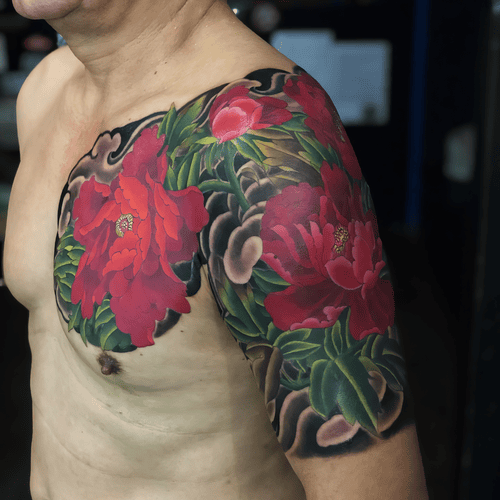 Hình Xăm Hoa Mẫu Đơn Bắp Tay Nam - Khắc họa sự mạnh mẽ.