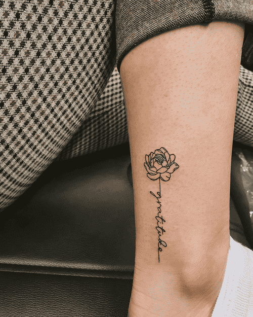 Hình Xăm Hoa Mẫu Đơn Đơn Giản - Tối giản nhưng không kém phần ấn tượng.