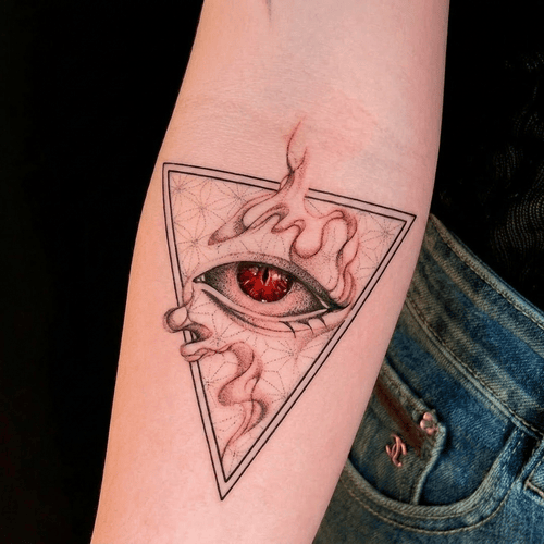 hình xăm con mắt tam giác geometric tối giản