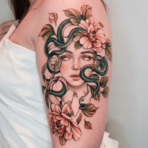 hình xăm medusa cực đẹp ở vai cho nữ