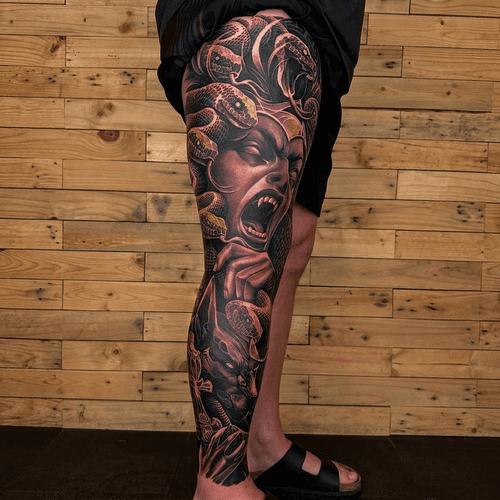 hình xăm medusa full chân màu