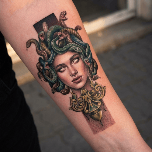 hình xăm medusa ở cẳng tay cho nữ màu