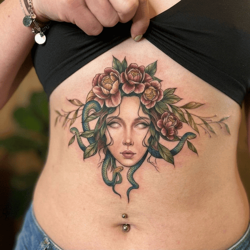 hình xăm medusa ở dưới bụng ngực cho nữ