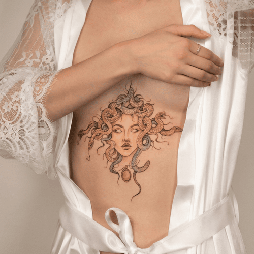 hình xăm medusa ở giữa ngực dành cho nữ