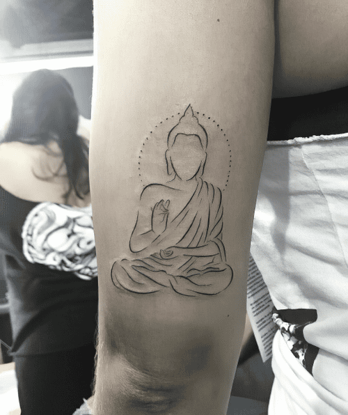 Hình xăm phật nhắm mắt: Biểu thị cho sự thiền định, hướng nội và bình an tâm hồn.