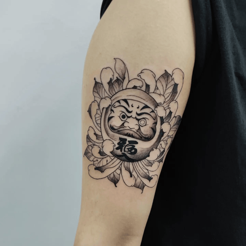 hinh_xam_daruma_den_trang_bap_tay