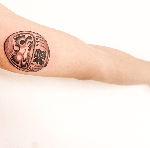 hinh_xam_daruma_forearm_don_sac