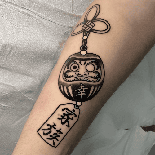 hinh_xam_daruma_treo_bua_den_trang