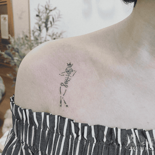Xăm hình đầu lâu nét: Thiết kế với đường nét rõ ràng, sắc sảo, tạo cảm giác mạnh mẽ và ấn tượng.