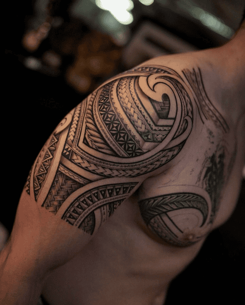 Hình xăm hoa văn bắp tay