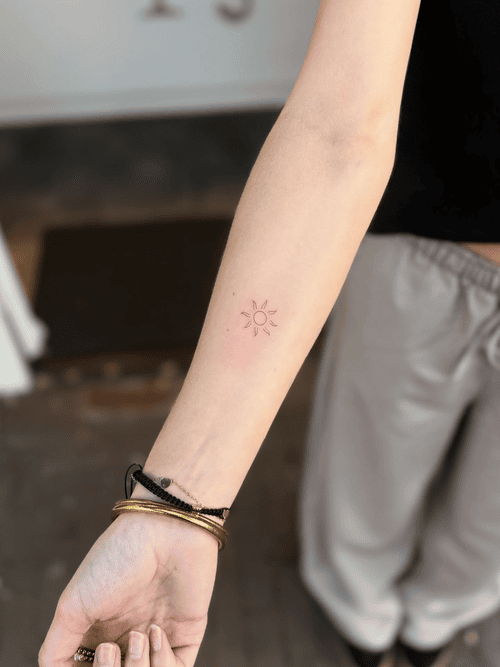 hinh-xam-mat-troi-cho-nu_3