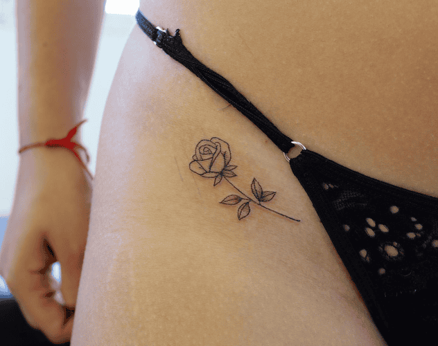 Xăm hoa hồng ở đùi cho nữ mini đẹp - Biểu tượng của tình yêu, vẻ đẹp quyến rũ và sự nữ tính.